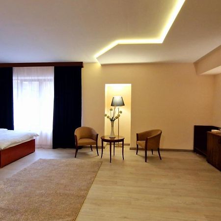 Ararat Hotel Jerevan Buitenkant foto