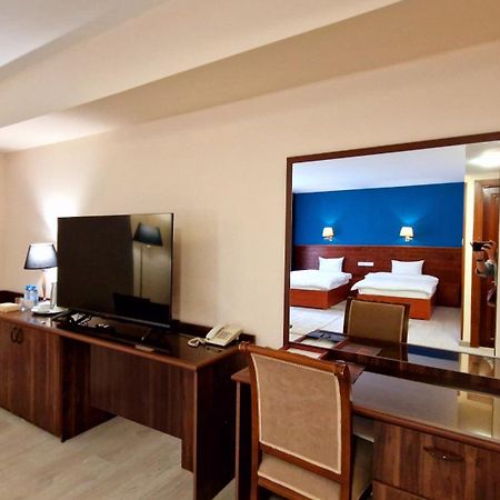 Ararat Hotel Jerevan Buitenkant foto