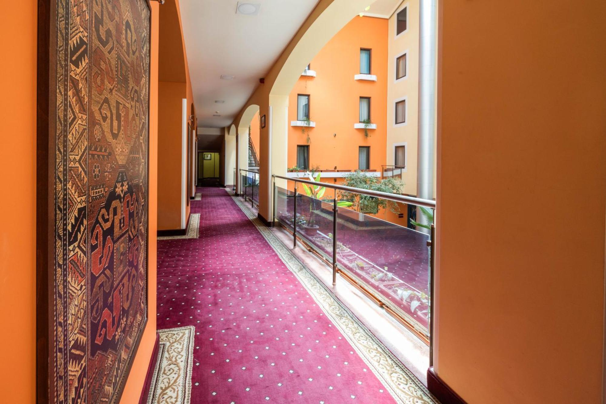 Ararat Hotel Jerevan Buitenkant foto