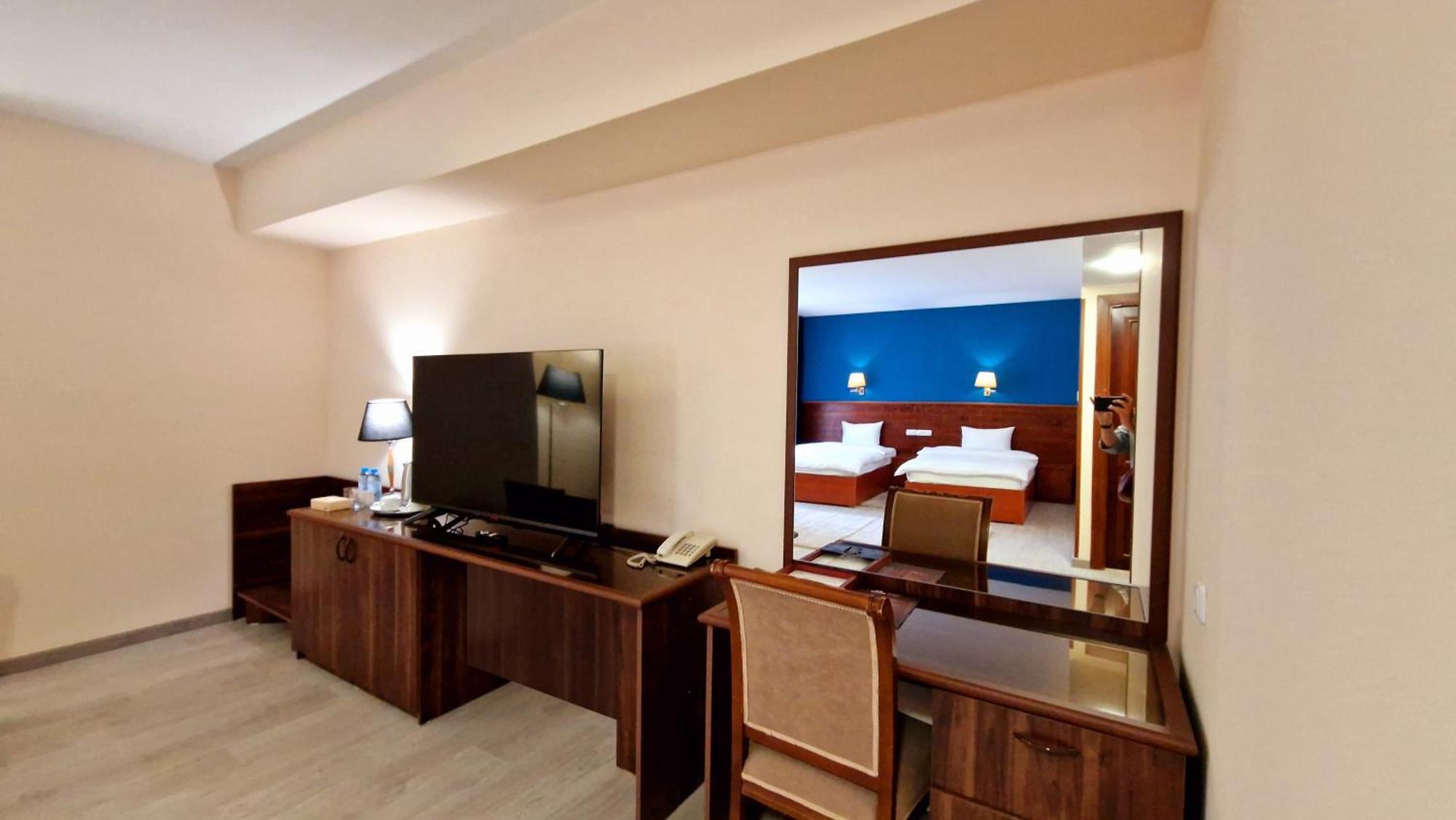 Ararat Hotel Jerevan Buitenkant foto