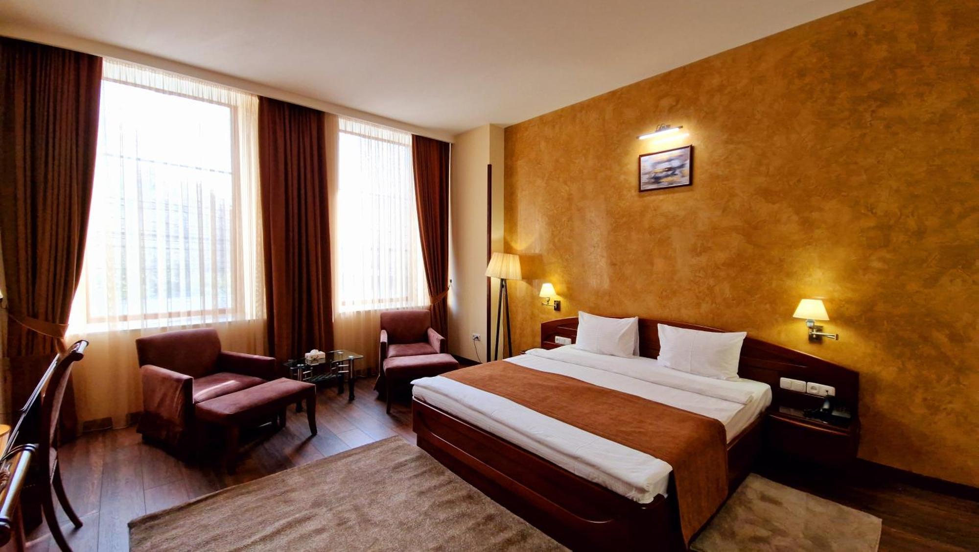 Ararat Hotel Jerevan Buitenkant foto