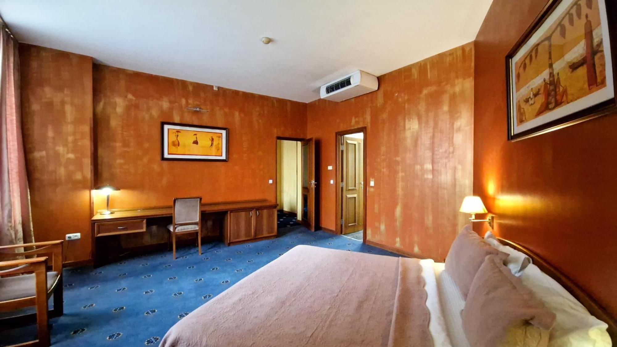 Ararat Hotel Jerevan Buitenkant foto