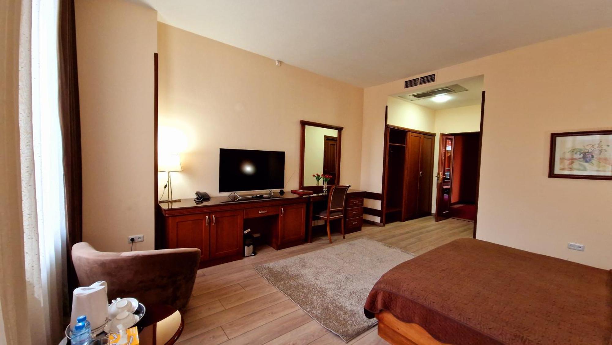 Ararat Hotel Jerevan Buitenkant foto