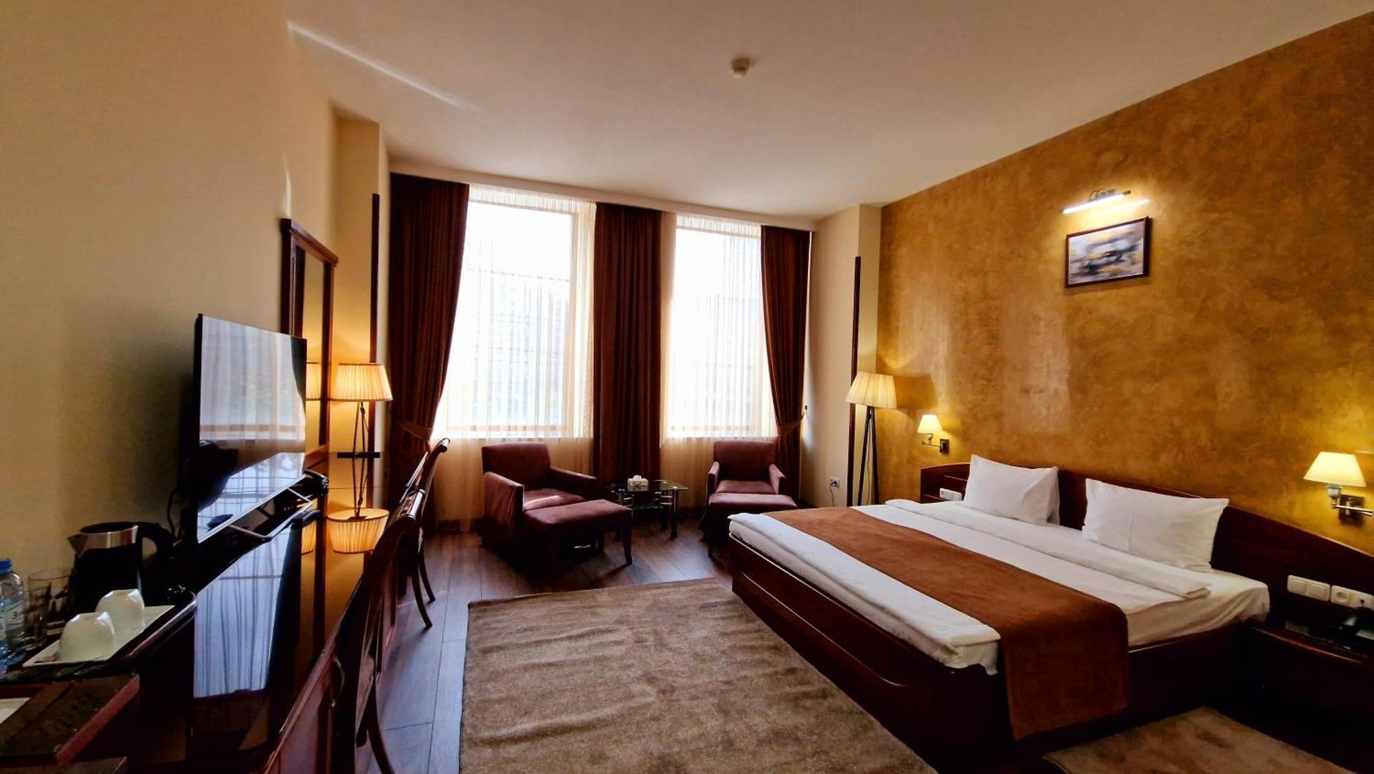 Ararat Hotel Jerevan Buitenkant foto