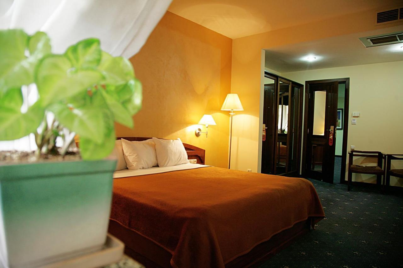 Ararat Hotel Jerevan Buitenkant foto