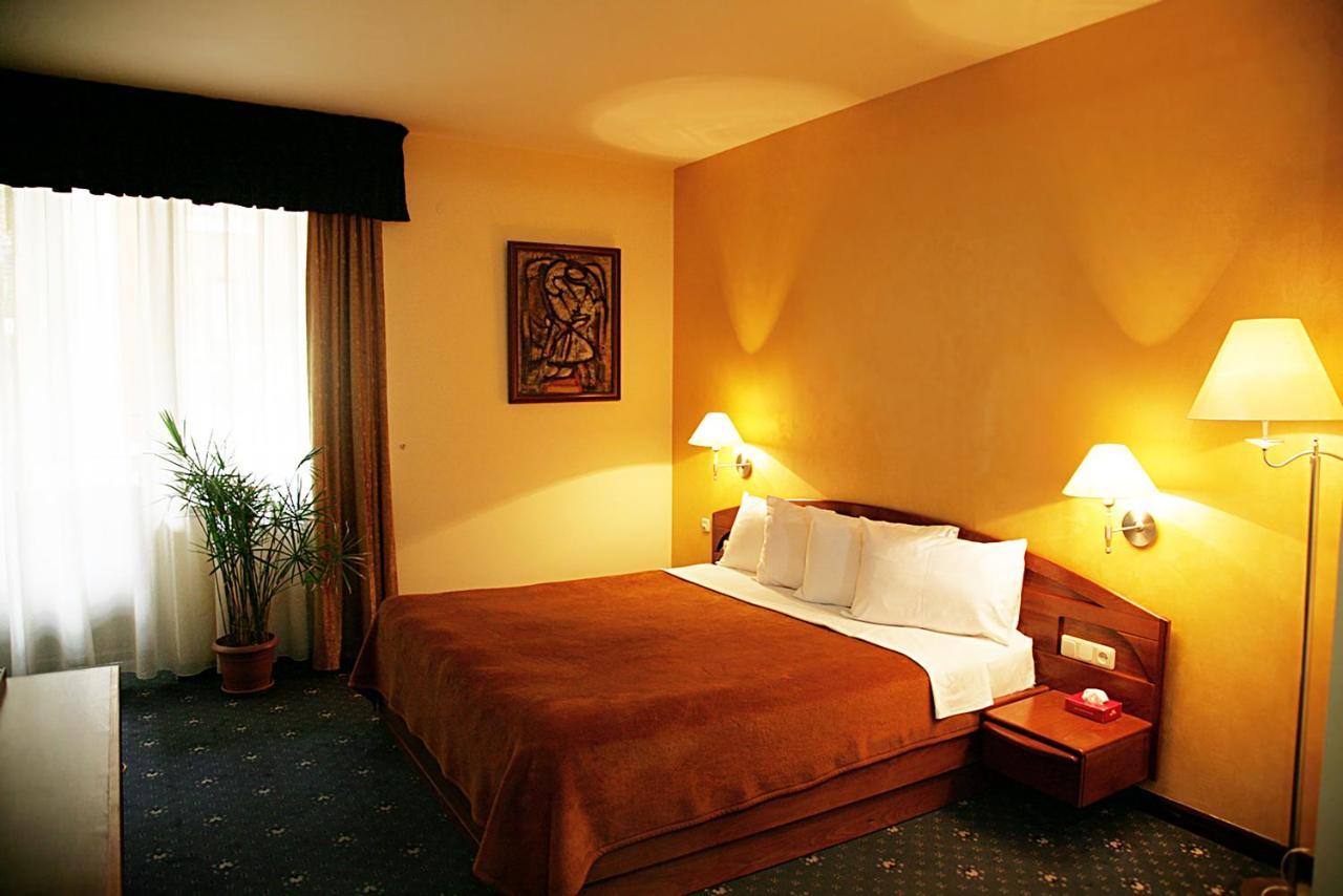 Ararat Hotel Jerevan Buitenkant foto